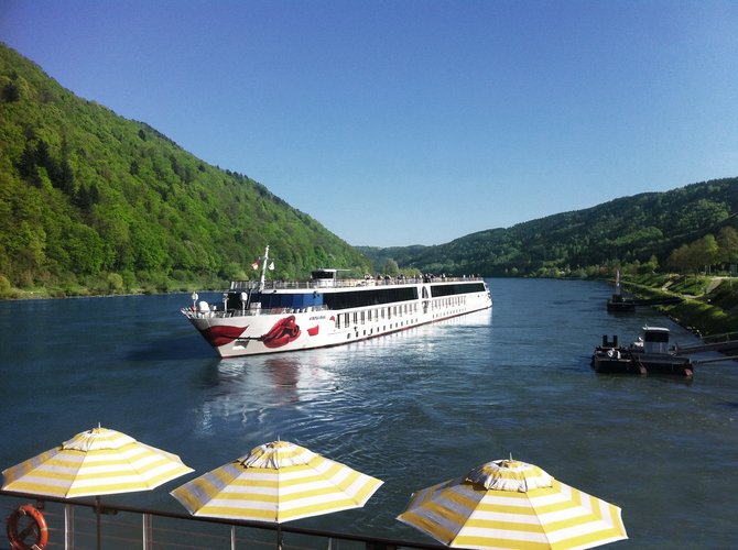 Den Sommerurlaub auf dem Fluss erleben mit dem Sonderpreis des Anreise-Pakets. Foto: A-ROSA Flussschiff GmbH