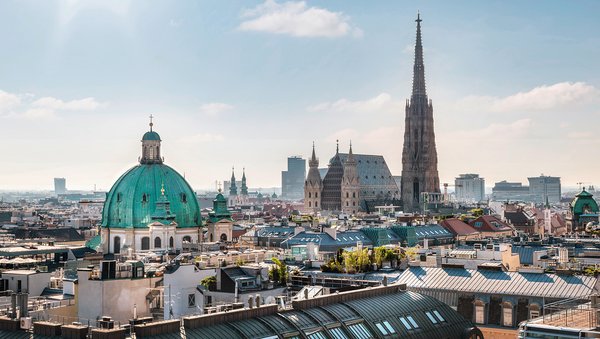 Panoramablick auf Wien bei Sonnenschein mit Blick auf die Domkirche St. Stephan und die Peterskirche mit ihrer markanten Dachkuppel.