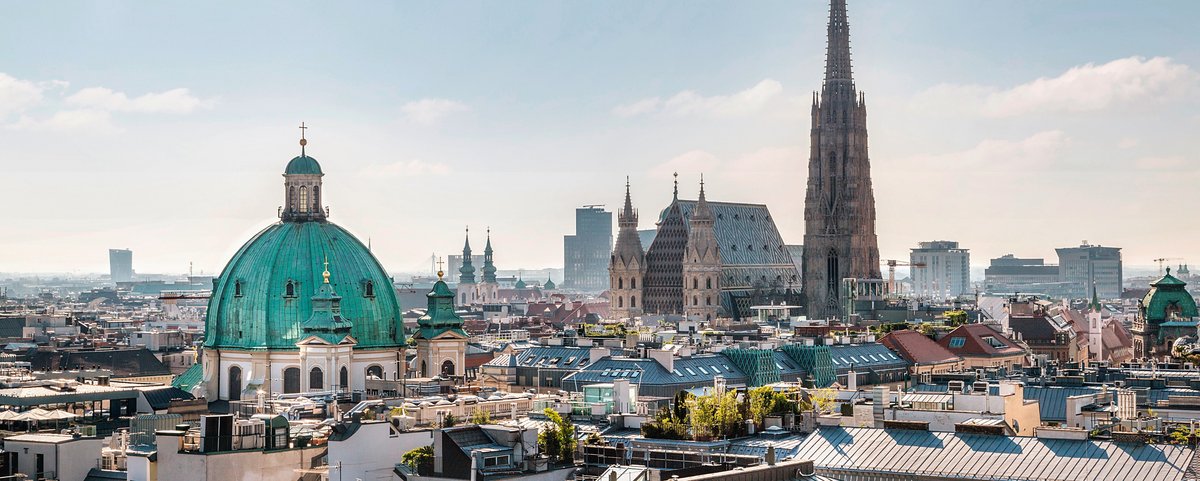 Panoramablick auf Wien bei Sonnenschein mit Blick auf die Domkirche St. Stephan und die Peterskirche mit ihrer markanten Dachkuppel.
