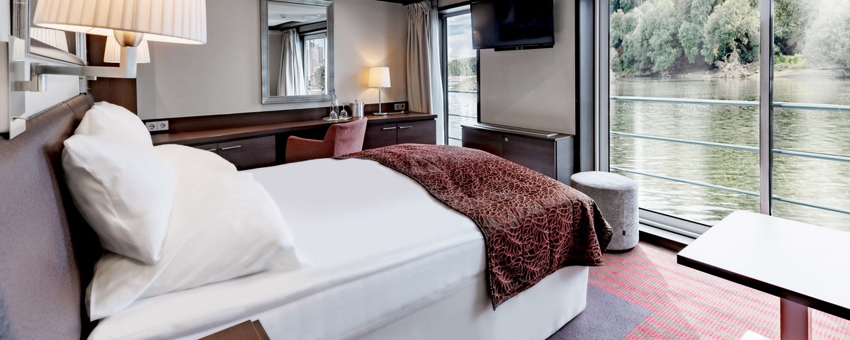 Innenansicht der Kabinen in Kategorie E auf der A-ROSA CLEA mit französischem Balkon.