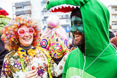 verkleidetes Paar im Dinokostüm, Karneval Köln